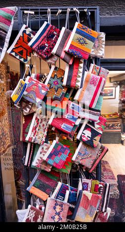 Petits sacs de portefeuille préparés avec des méthodes traditionnelles de tissage, des produits d'art tissées à la main turques vendus dans les quartiers touristiques d'Istanbul Banque D'Images