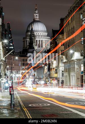 Une verticale de la rue Cathédrale Paul de Fleet Street avec lignes de lumière pour voitures Banque D'Images