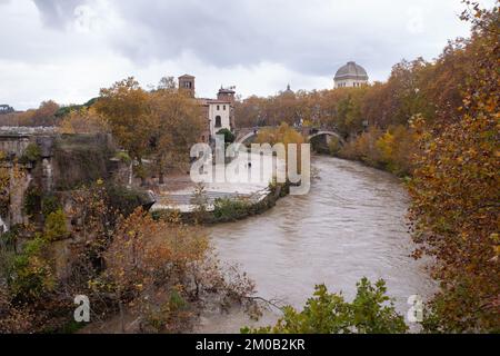 Rome, Italie. 04th décembre 2022. Vue de l'île de Tiberina sous la pluie à Rome (photo de Matteo Nardone/Pacific Press/Sipa USA) crédit: SIPA USA/Alay Live News Banque D'Images