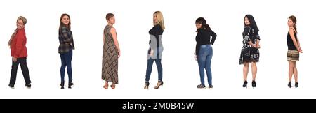 groupe de femmes tournant et regardant la caméra sur fond blanc Banque D'Images