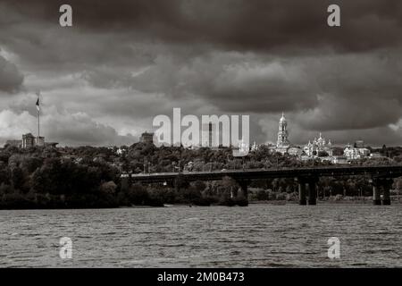 Vue sur la grande ville sur les collines au-dessus de la rivière large avec un coucher de soleil impressionnant. Vue sur la réserve nationale de Kyiv-Pechersk Lavra, monument la mère de la mère Patrie A. Banque D'Images