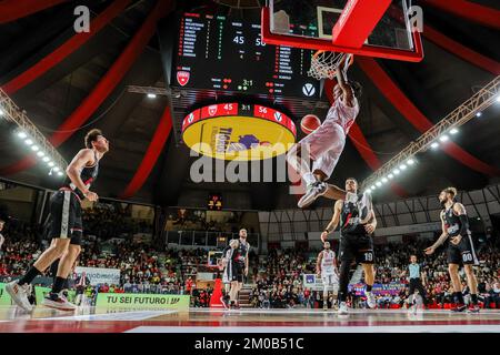 Varese, Italie. 04th décembre 2022. Jaron Johnson #92 de Pallacanestro Varese OpenJobMetis Dunks pendant le LBA Lega basket Un jeu de saison régulière 2022/23 entre OpenJobMetis Varese et Virtus Segafredo Bologna à Enerxenia Arena. (Score final ; Varèse 100 | Bologne 108). (Photo de Fabrizio Carabelli/SOPA Images/Sipa USA) crédit: SIPA USA/Alay Live News Banque D'Images