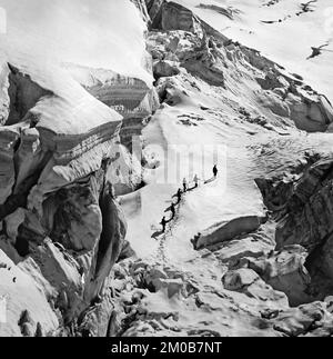 Photo noir et blanc de la fin de 19th ou du début du 20th siècle montrant un groupe de grimpeurs mâles qui montent au Mont blanc dans les Alpes françaises. Banque D'Images