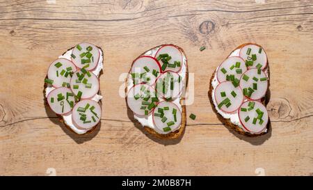 Sandwiches avec fromage cottage et radis. Concept d'alimentation saine Banque D'Images