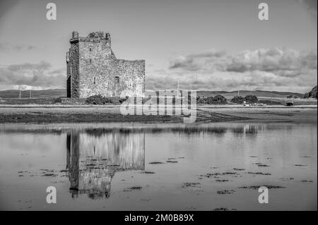 L'image est de la forteresse ruineuse datant de 15th ans du château abandonné de Lochranza sur le Loch de Lochranza, au nord de l'île d'Arran Banque D'Images