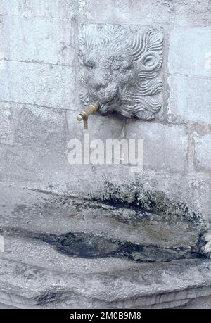 DETALLE DE UNO DE LOS MANES DE LA FUENTE DE LA VIRGEN DE LA PERA REALIZADA EN EL SIGLO XVIII Y RESTAURADA EN 1947. Emplacement : EXTÉRIEUR. GERONA. ESPAGNE. Banque D'Images