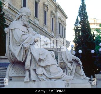 ESTATUAS DE SAN ISIDORO (560-636) Y DE ALFONSO X EL SABIO (1221-1284) EN LA ESCALINATA DE LA BIBLIOTECA NACIONAL - REALIZADAS A FINALE -FOTO AÑOS 2000. Auteur: ALCOVERRO JOSE. LIEU: BIBLIOTECA NACIONAL-EDIFICIO. MADRID. ESPAGNE. Banque D'Images