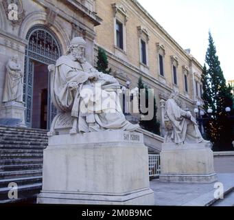 ESTATUAS DE SAN ISIDORO (560-636) Y DE ALFONSO X EL SABIO (1221-1284) EN LA ESCALINATA DE LA BIBLIOTECA NACIONAL - REALIZADAS A FINALE -FOTO AÑOS 2000. Auteur: ALCOVERRO JOSE. LIEU: BIBLIOTECA NACIONAL-EDIFICIO. MADRID. ESPAGNE. Banque D'Images