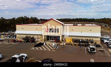 Flowood, MS - 2 décembre 2022: Tractor Supply Company est une chaîne de magasins de détail qui vend des produits pour l'amélioration de la maison, l'agriculture, la pelouse et le guar Banque D'Images