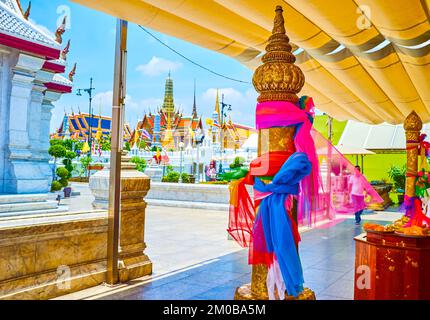 Rubans colorés rituels sur piliers dorés dans le sanctuaire de pilier de la ville, Bangkok, Thaïlande Banque D'Images