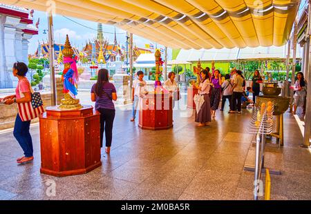 BANGKOK, THAÏLANDE - 23 AVRIL 2019 : Pavillon du temple des piliers de la ville avec de petits piliers dorés et des rubans colorés, sur 23 avril à Bangkok, en thaï Banque D'Images