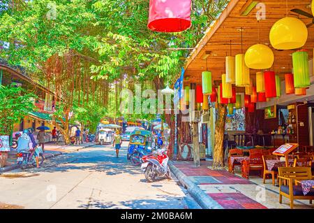 BANGKOK, THAÏLANDE - 23 AVRIL 2019 : promenez-vous le long de l'allée ombragée de Rambuttri, en passant par de nombreux restaurants touristiques, sur 23 avril à Bangkok Banque D'Images