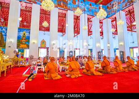 BANGKOK, THAÏLANDE - 23 AVRIL 2019 : les moines et les dévotés bouddhistes de Bhikkhu en adoration dans le complexe Ubosot de Wat Chana Songkhram, sur Un Banque D'Images