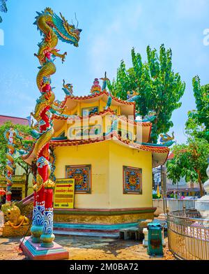 Le pilier pittoresque avec son dragon haut en couleur, le monastère Wat Chana Songkhram de Bangkok, en Thaïlande Banque D'Images