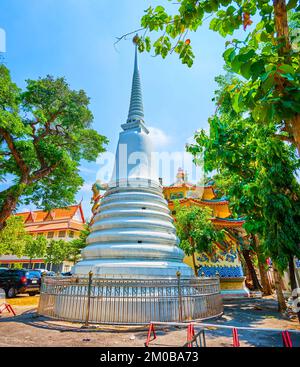 Le petit Chedi blanc (Stupa) dans le courtayrd du monastère Wat Chana Songkhram, Bangkok, Thaïlande Banque D'Images