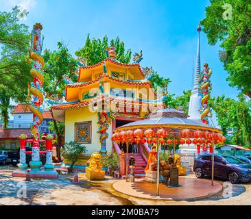 Le petit sanctuaire chinois aux piliers colorés dans la courtayrd du complexe Wat Chana Songkhram, Bangkok, Thaïlande Banque D'Images