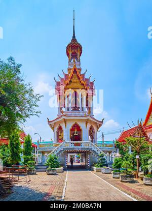 La tour de la porte haute du complexe du monastère Wat Chana Songkhram, Bangkok, Thaïlande Banque D'Images