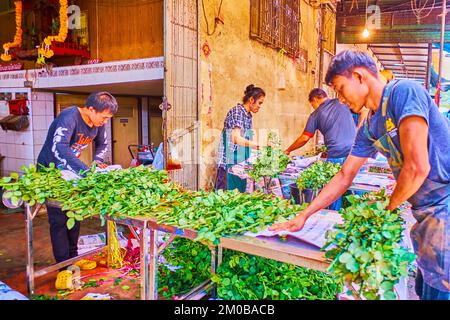 BANGKOK, THAÏLANDE - 23 AVRIL 2019 : les vendeurs de fleurs trient des fleurs roses sur le marché aux fleurs Pak Khlong Talat, sur 23 avril à Bangkok, en Thaïlande Banque D'Images