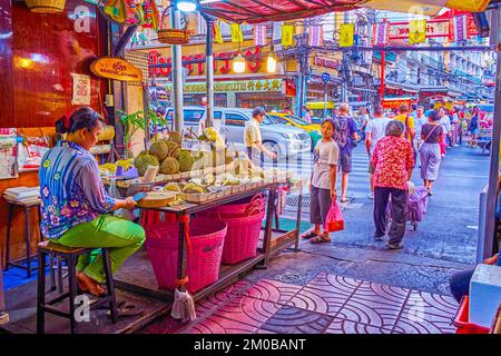 BANGKOK, THAÏLANDE - 23 AVRIL 2019 : la boîte aux fruits avec des tas de Durian dans le marché de Sampeng Lane au coeur de Chinatown, sur 23 avril à Bangkok, Tha Banque D'Images