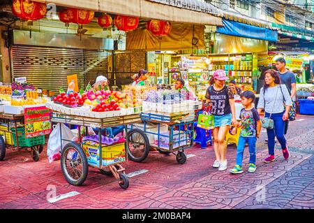 BANGKOK, THAÏLANDE - 23 AVRIL 2019 : l'allée gastronomique du marché nocturne de Chinatown dans les rues du quartier résidentiel, sur 23 avril à Bangkok, T Banque D'Images