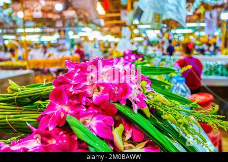 Les tas de bouquets aromatiques avec orchidées dans le marché aux fleurs de Pak Khlong Talat à Bangkok, en Thaïlande Banque D'Images