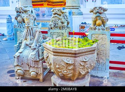 Le vase en pierre avec des lilas d'eau dans l'enceinte du complexe du temple Wat Arun à Bangkok, en Thaïlande Banque D'Images