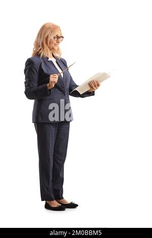 Enseignante tenant un bâton et du papier isolés sur fond blanc Banque D'Images