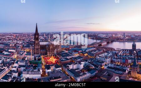 Marché de Noël de Cologne Allemagne, vue aérienne de drone sur Cologne avec cathédrale Dom de Cologne Banque D'Images