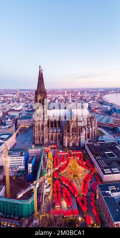 Marché de Noël de Cologne Allemagne, vue aérienne de drone sur Cologne avec cathédrale Dom de Cologne Banque D'Images