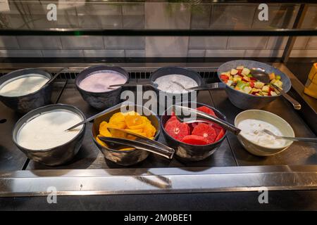 le buffet du petit-déjeuner propose différentes sortes de yaourts et de fruits Banque D'Images