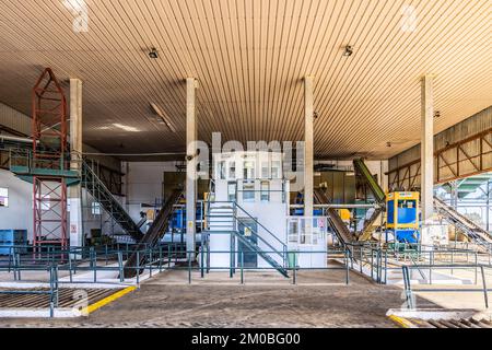 Huelva, Espagne - 4 décembre 2022 : intérieur d'un moulin à huile d'olive. Usine d'huile d'olive extra vierge par extraction centrifuge à froid, marque Olibeas dans le vi Banque D'Images