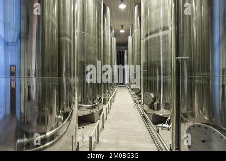 Huelva, Espagne - 4 décembre 2022: Réservoirs d'huile produite à l'intérieur d'un moulin à huile d'olive. Usine d'huile d'olive extra vierge de marque Olibeas dans le village de Banque D'Images