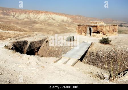 Takht-e Rostam (Takht-e Rustam) est un monastère de stupa dans le nord de l'Afghanistan. La stupa sculptée dans la roche surmontée par un harmika. Banque D'Images