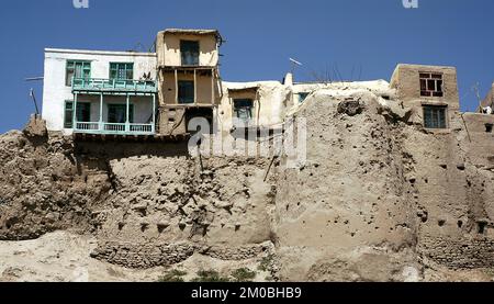 Ghazni dans le centre de l'Afghanistan. Les maisons locales perch precarily sur le dessus des murs de la citadelle de Ghazni. Banque D'Images