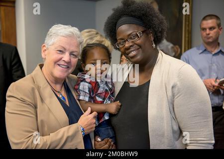 Bureau de l'Administrateur - Boston - l'Administrateur Gina McCarthy visite l'Hôpital pour enfants de Boston , Agence de protection de l'environnement Banque D'Images