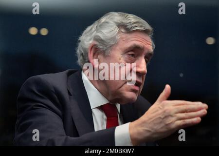 Edinburgh, Écosse, Royaume-Uni, 05 décembre 2022. L'ancien Premier ministre travailliste Gordon Brown à l'Apex Hotel dans le Grassmarket pour présenter des projets sur la manière dont un gouvernement travailliste britannique redistribuerait le pouvoir dans tout le Royaume-Uni. credit sst/alamy nouvelles en direct Banque D'Images