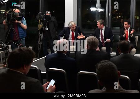 Edinburgh, Écosse, Royaume-Uni, 05 décembre 2022. L'ancien Premier ministre travailliste Gordon Brown, le leader travailliste Sir Keir Starmer et le leader travailliste écossais Anas Sarwar à l'Apex Hotel dans le Grassmarket présenteront des projets sur la manière dont un gouvernement travailliste britannique redistribuerait le pouvoir dans tout le Royaume-Uni. credit sst/alamy nouvelles en direct Banque D'Images