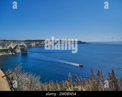 La ville de Bonifacio est située sur une falaise blanche, entourée par les eaux turquoise de la mer méditerranée sur l'île de Corse, en France Banque D'Images