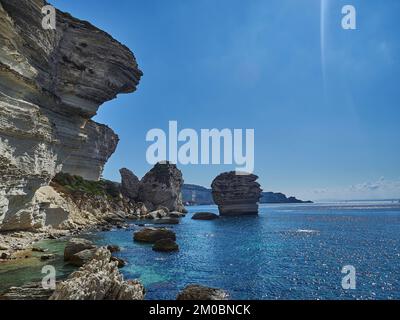 La ville de Bonifacio est située sur une falaise blanche, entourée par les eaux turquoise de la mer méditerranée sur l'île de Corse, en France Banque D'Images