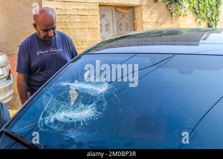 Naplouse, Palestine. 05th décembre 2022. Le palestinien Mohammed Odeh, 54 ans, inspecte sa voiture détruite après que les colons lui ont lancé des pierres près de Hawara, au sud de Naplouse, en Cisjordanie. Odeh dit que quatre colons juifs ont jeté des pierres sur sa voiture et l'ont battu, lui et sa femme, les blessant. Crédit : SOPA Images Limited/Alamy Live News Banque D'Images