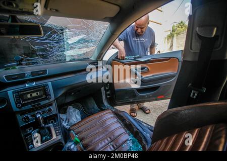 Naplouse, Palestine. 05th décembre 2022. Le palestinien Mohammed Odeh, 54 ans, inspecte sa voiture détruite après que les colons lui ont lancé des pierres près de Hawara, au sud de Naplouse, en Cisjordanie. Odeh dit que quatre colons juifs ont jeté des pierres sur sa voiture et l'ont battu, lui et sa femme, les blessant. Crédit : SOPA Images Limited/Alamy Live News Banque D'Images