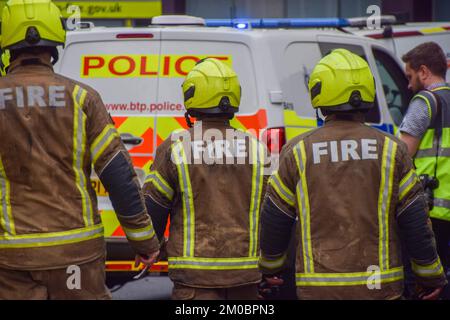 Londres, Royaume-Uni. 17th août 2022. La brigade des pompiers de Londres s'attaque à un incendie qui a éclaté dans un atelier près du pont Southwark et de la gare London Bridge. Banque D'Images