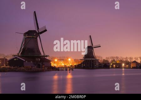 Moulins à vent hollandais traditionnels à Zaanse Schans au coucher du soleil Banque D'Images