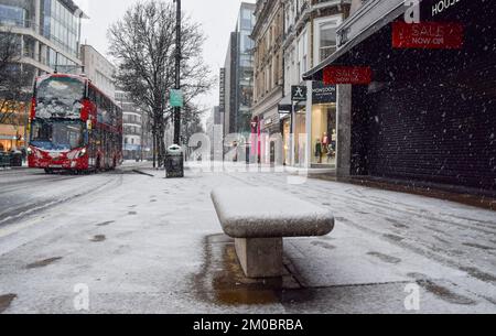 Londres, Royaume-Uni 24 janvier 2021. Un bus passe à Oxford Street, où de rares chutes de neige sont très abondantes. Banque D'Images