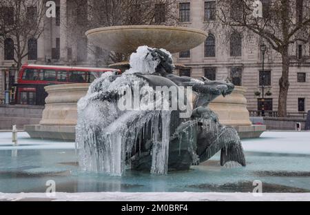 Londres, Royaume-Uni 11 février 2021. Fontaine surgelée à Trafalgar Square. Les températures ont chuté du jour au lendemain, certaines régions du pays enregistrant les températures les plus basses en plus d'un quart de siècle. Banque D'Images