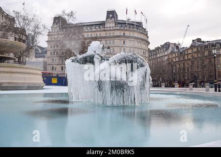 Londres, Royaume-Uni 11 février 2021. Fontaine surgelée à Trafalgar Square. Les températures ont chuté du jour au lendemain, certaines régions du pays enregistrant les températures les plus basses en plus d'un quart de siècle. Banque D'Images