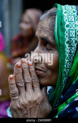 BANGLADESH, District Tangail, Kalihati, village Bukta, prière portriture femme / BANGLADESCH, Distret Tangail, Kalihati, Dorf Bukta, Frau im Gebet Banque D'Images