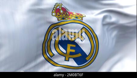 Madrid, Espagne, mai 2022 : le drapeau du Real Madrid Club de Futbol qui agite dans le vent par temps clair. Real Madrid C.F. est un football espagnol professionnel Banque D'Images