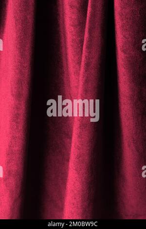 Tissu luxueux en velours, velours et couleur tendance viva magenta. Affiche concept de couleur de l'année 2023 Banque D'Images