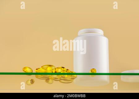 Maquette de pilules bio naturelles, vitamines ou suppléments sur fond beige avec espace de copie. Flacon blanc avec suppléments sains en capsules de gel. Oméga Banque D'Images